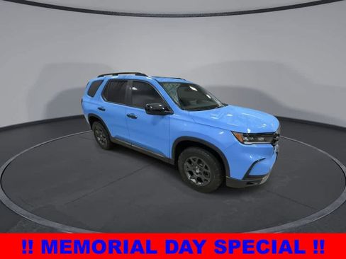 Used 2025 Honda Pilot TrailSport image 2