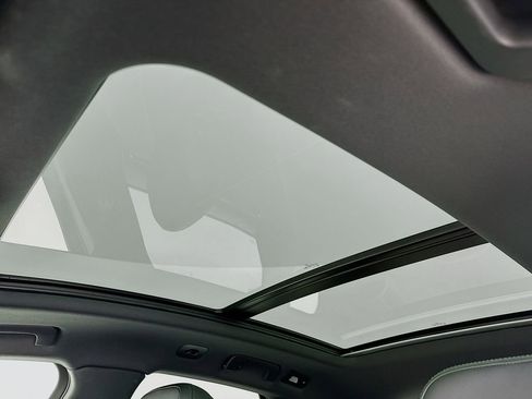 Certified 2024 Porsche Macan AWD/4WD image 23