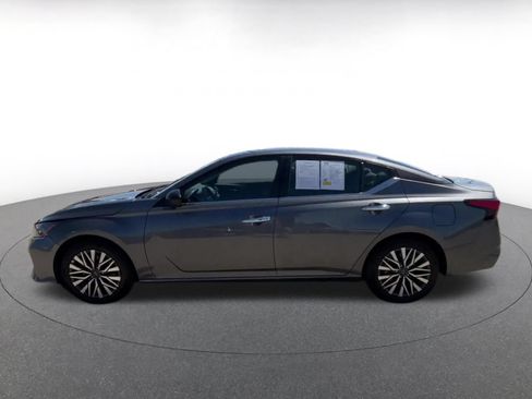 Used 2025 Nissan Altima 2.5 SV FWD image 9