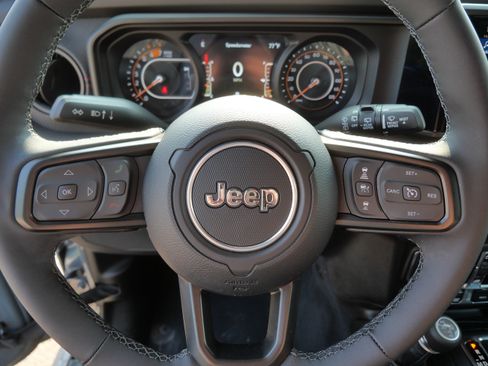 Used 2025 Jeep Wrangler Unlimited Rubicon AWD/4WD image 25