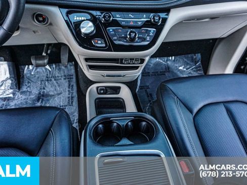 Used 2024 Chrysler Pacifica Select image 50