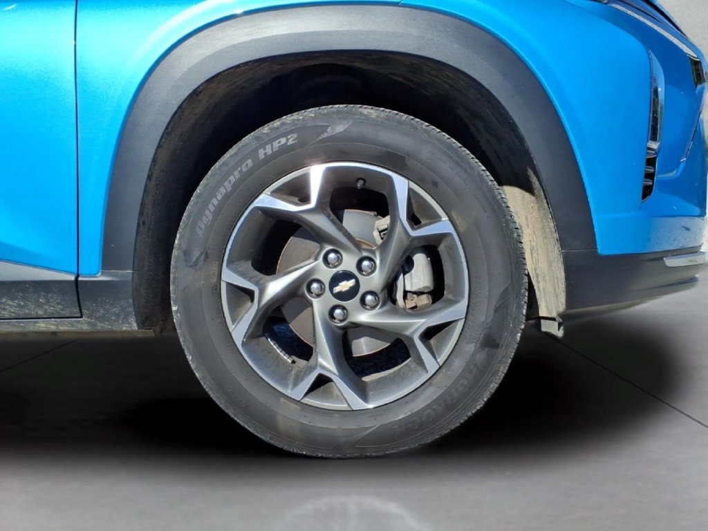 Used 2025 Chevrolet Trax LT w/ LT Convenience Package FWD image 9