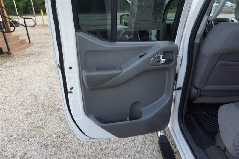 Used 2009 Nissan Frontier SE w/ SE Value Truck Pkg RWD image 31