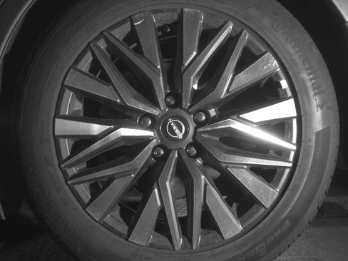 Used 2025 Nissan Altima 2.5 SV FWD image 14