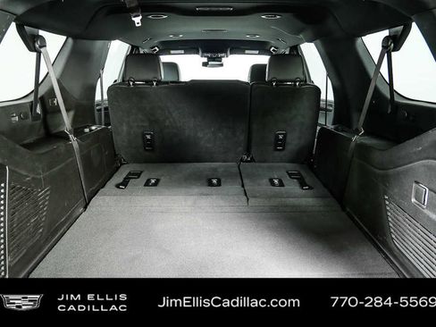 Used 2025 Chevrolet Suburban LT image 32