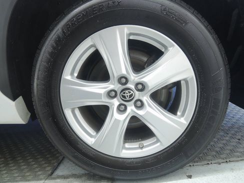 Used 2022 Toyota Highlander LE image 6