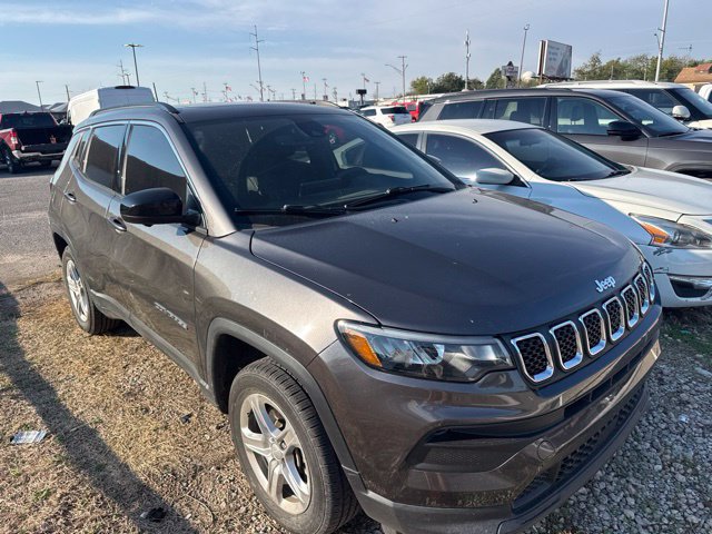 Used 2024 Jeep Compass Latitude w/ Sun and Sound Group AWD/4WD image 3