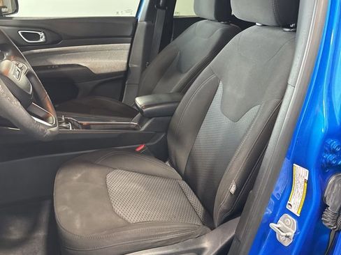 Used 2023 Jeep Compass Sport image 32