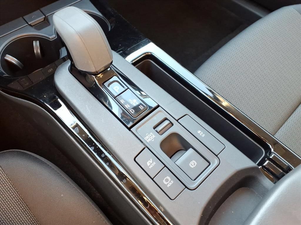 Certified 2025 Toyota Prius LE FWD image 25