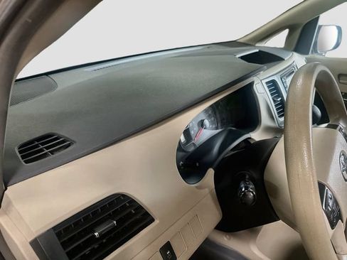 Used 2014 Toyota Sienna LE FWD image 10