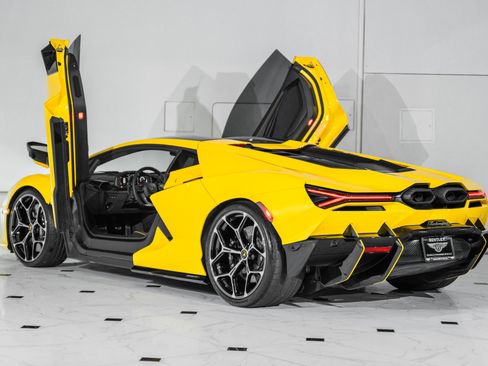 Used 2024 Lamborghini Revuelto image 21