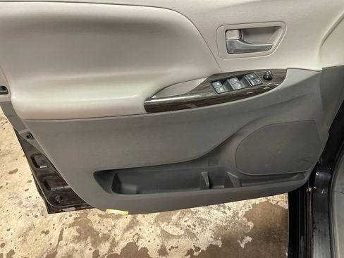 Certified 2017 Toyota Sienna XLE Premium AWD/4WD image 14