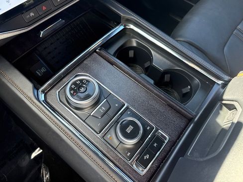 Used 2024 Ford Expedition Platinum image 26