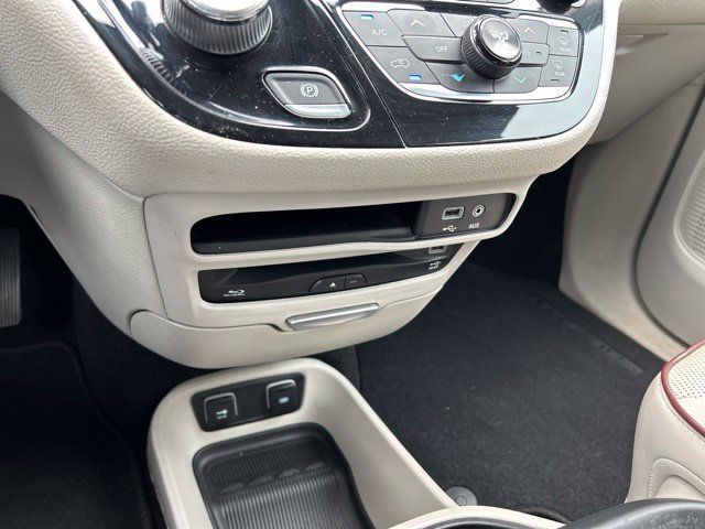 Used 2017 Chrysler Pacifica Limited FWD image 35