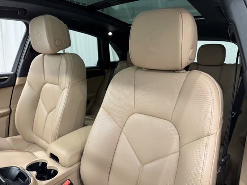 Certified 2025 Porsche Macan image 5