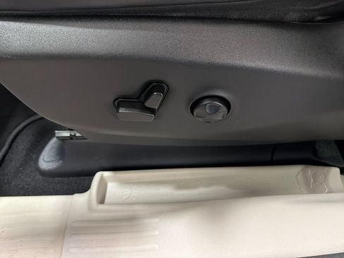Used 2023 Chrysler Pacifica Touring-L w/ Uconnect Theater Family Group FWD image 16
