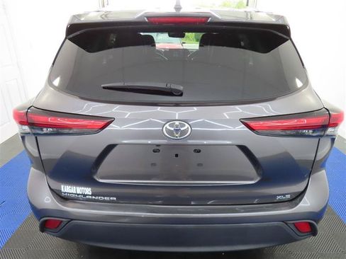 Used 2022 Toyota Highlander XLE FWD image 11