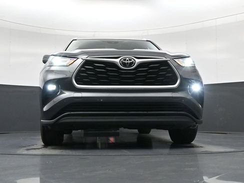 Used 2021 Toyota Highlander XLE FWD image 17