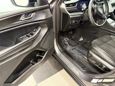 Used 2023 Jeep Grand Cherokee Altitude image 29