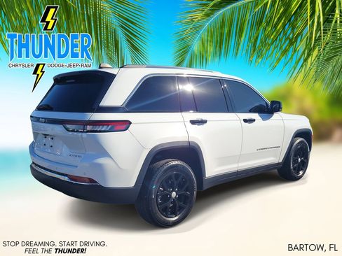 Used 2023 Jeep Grand Cherokee Limited image 4