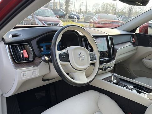Used 2022 Volvo XC60 B5 Momentum image 10