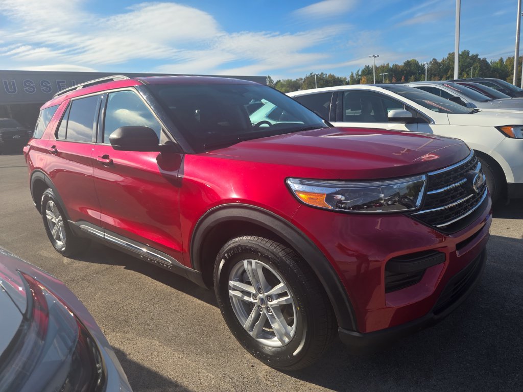 Used 2022 Ford Explorer XLT AWD/4WD image 2