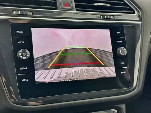 Used 2024 Volkswagen Tiguan SE w/ Panoramic Sunroof Package FWD image 22