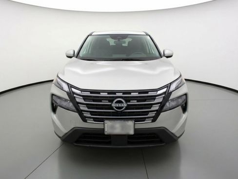 Used 2025 Nissan Rogue SV image 2