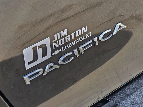 Used 2024 Chrysler Pacifica Touring FWD image 11