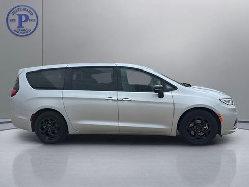 Used 2023 Chrysler Pacifica Limited w/ Uconnect Theater Family Group FWD image 8