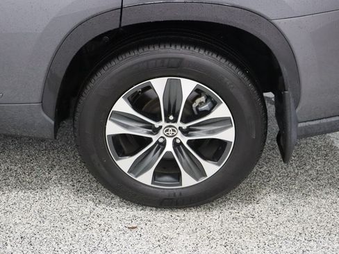 Used 2021 Toyota Highlander XLE FWD image 10