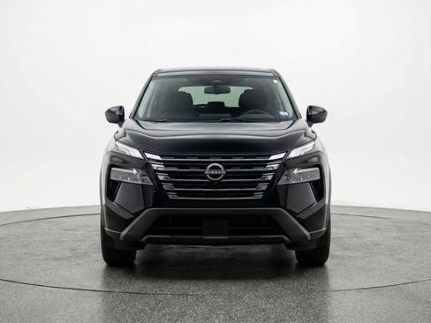 Used 2025 Nissan Rogue SV image 2