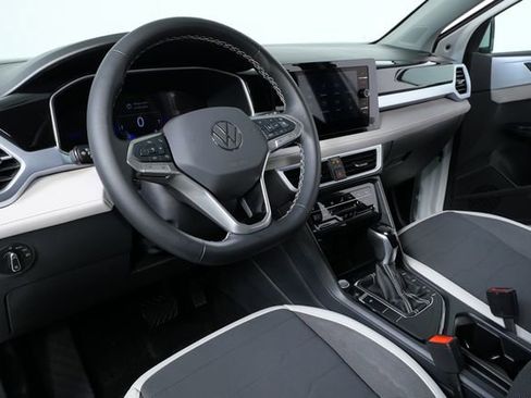 Certified 2025 Volkswagen Taos SE image 6