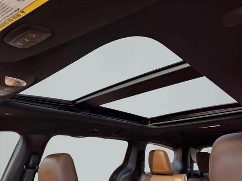 Used 2021 Chrysler Pacifica Limited w/ Uconnect Theater Family Group image 10