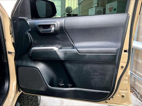 Used 2016 Toyota Tacoma TRD Off-Road w/ Towing Package image 23