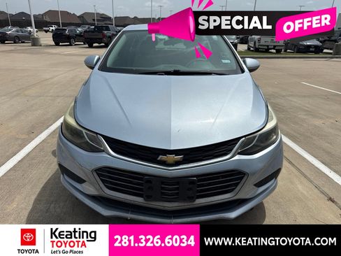 Used 2017 Chevrolet Cruze LT w/ Convenience Package FWD image 2