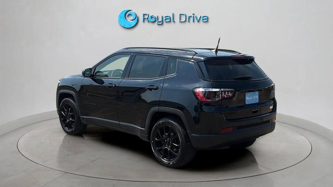 Used 2024 Jeep Compass Latitude w/ Convenience Group AWD/4WD image 4