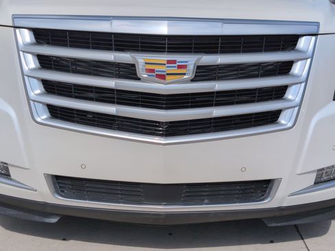 Used 2015 Cadillac Escalade Premium image 9