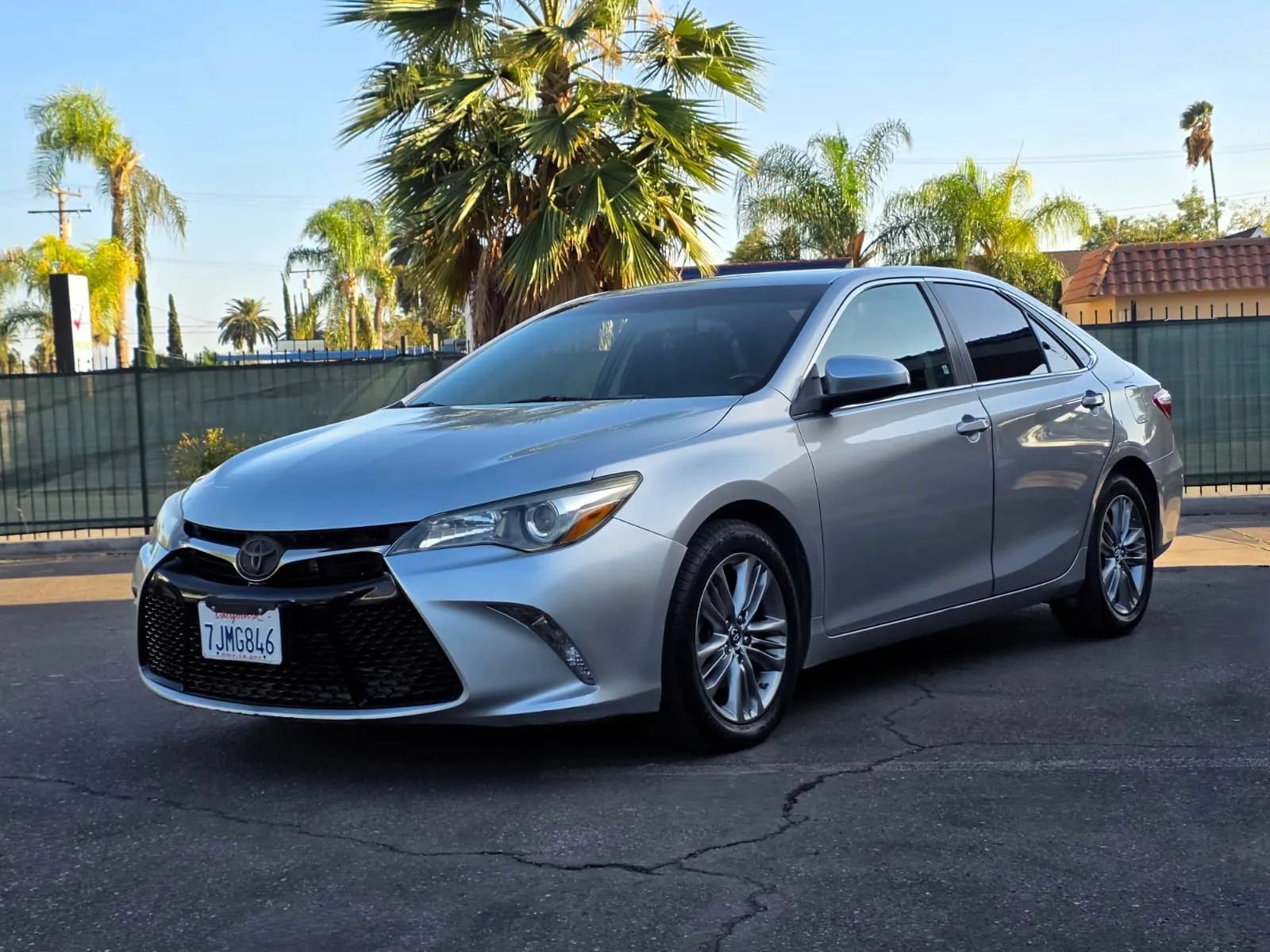Used 2015 Toyota Camry SE w/ Moonroof Package FWD image 1