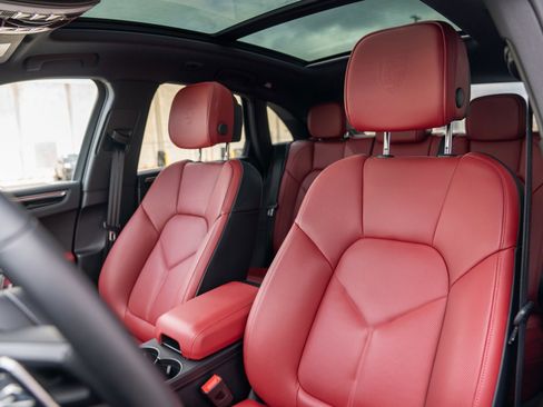 Certified 2025 Porsche Macan image 5