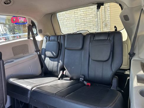 Used 2015 Chrysler Town & Country Touring FWD image 8