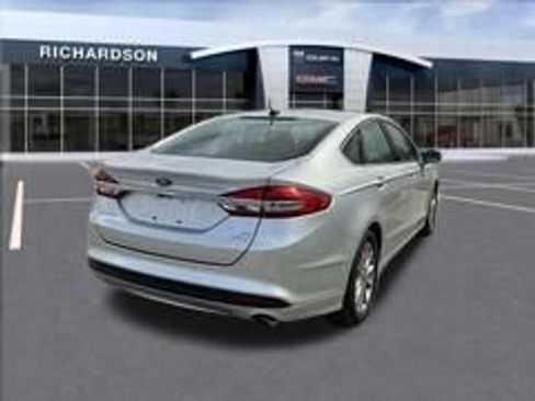 Used 2017 Ford Fusion SE w/ Fusion SE Technology Package FWD image 5