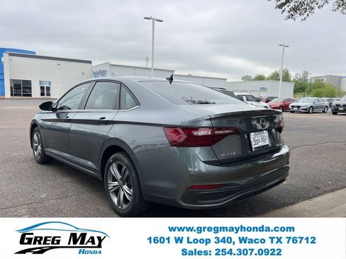 Used 2024 Volkswagen Jetta SE w/ Panoramic Sunroof Package FWD image 5