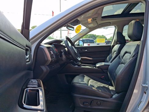 Used 2023 Nissan Pathfinder Platinum AWD/4WD image 17