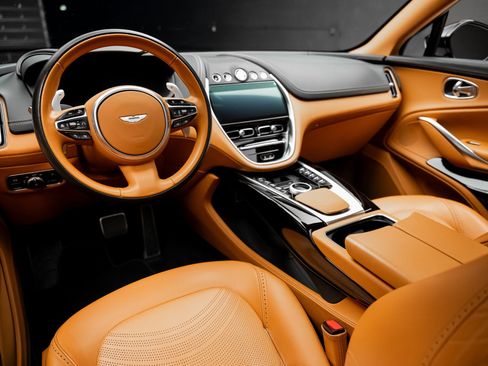 Used 2023 Aston Martin DBX image 2