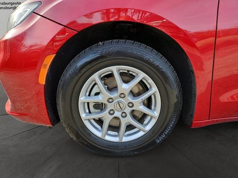 Used 2024 Chrysler Pacifica Touring-L image 14