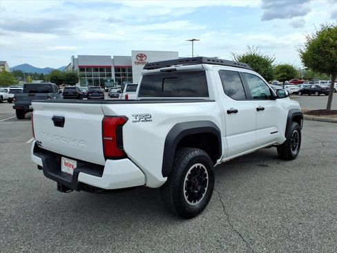 Used 2024 Toyota Tacoma TRD Off-Road w/ TRD Off Road Upgrade Package AWD/4WD image 4