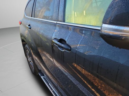 Used 2024 Toyota Highlander XLE image 11