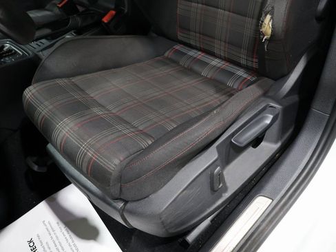 Used 2017 Volkswagen Golf S image 9