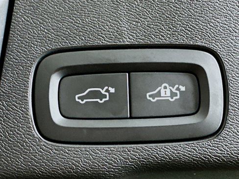 Used 2025 Volvo XC60 B5 Core image 30